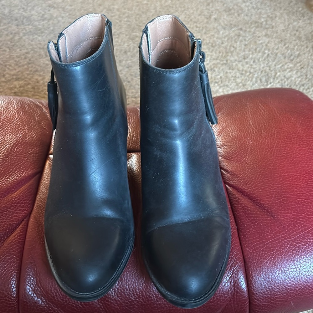 Vionic Black Leather Boot Size 9 Zip Up